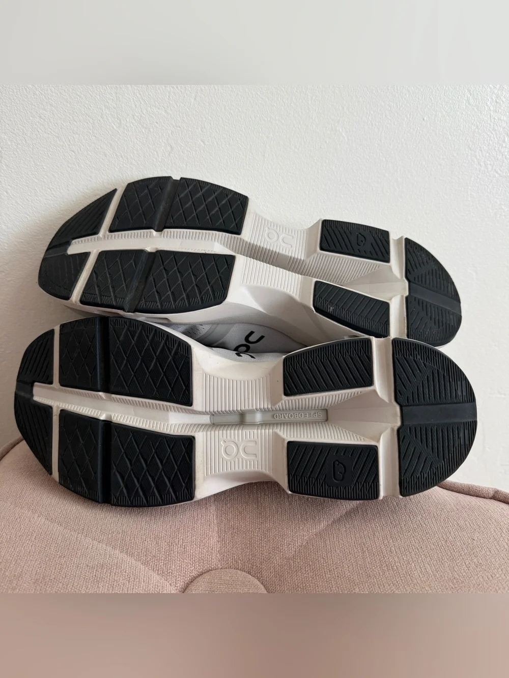 On Running Cloudpulse Shoes in Wolf / Black Size 11 Mens